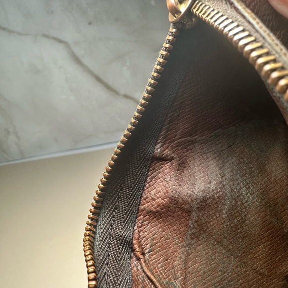 Louis Vuitton Brown Monogram Key Cles Holder - Picture 5 of 12